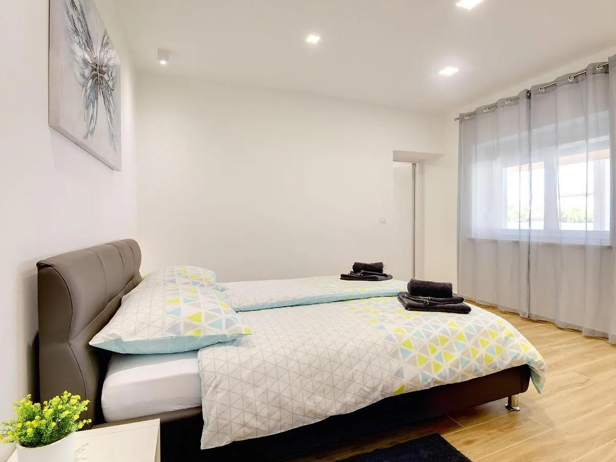 Spacious Holiday Home In Valbandon