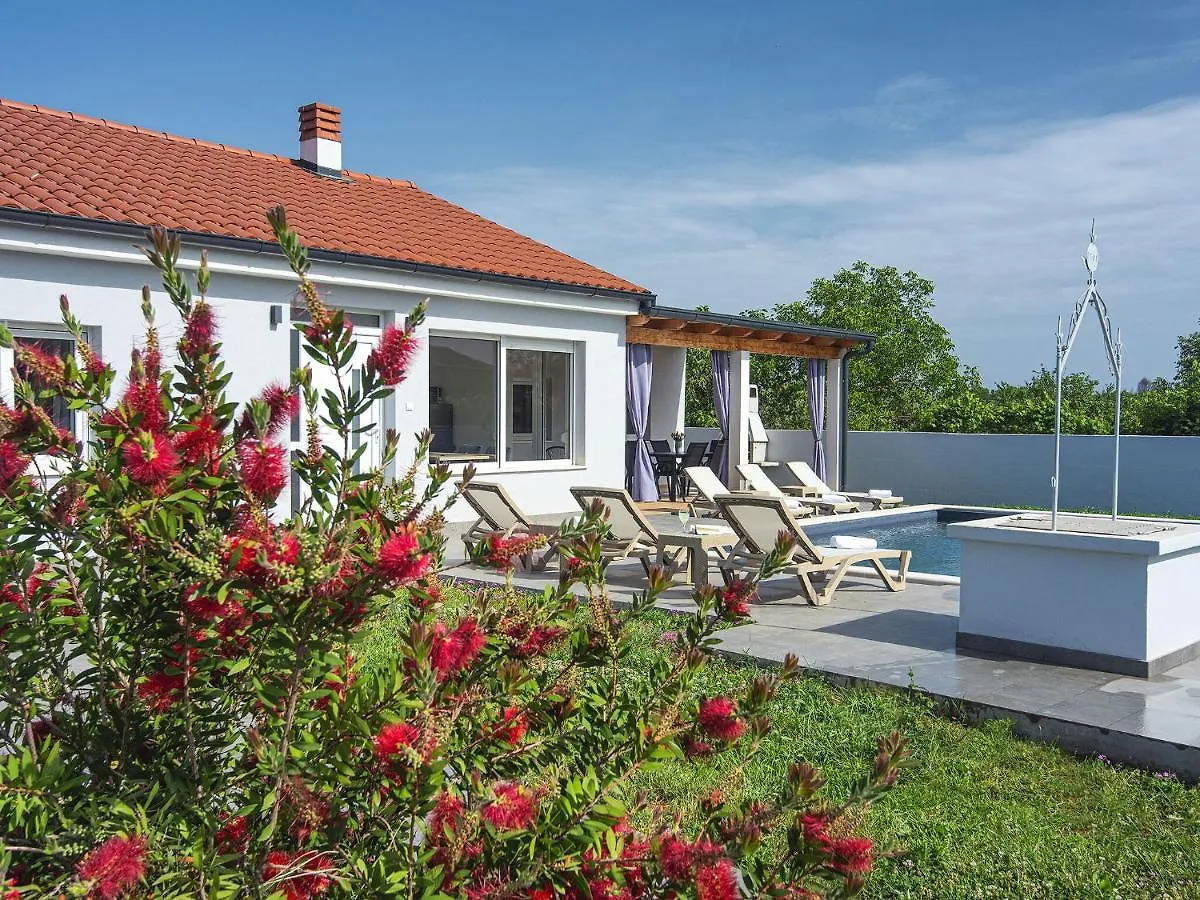 Spacious Holiday Home In Valbandon 0*,