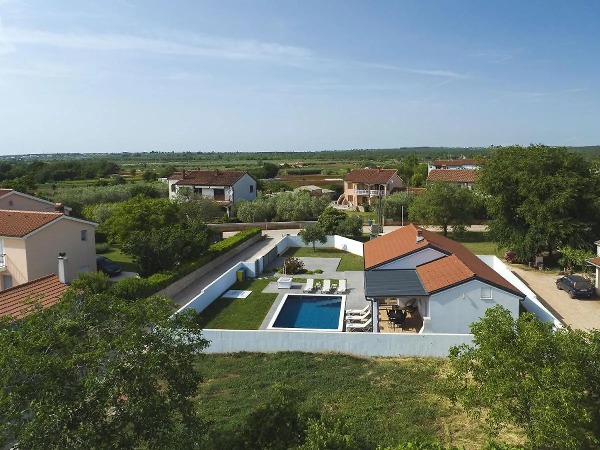 Spacious Holiday Home In Valbandon
