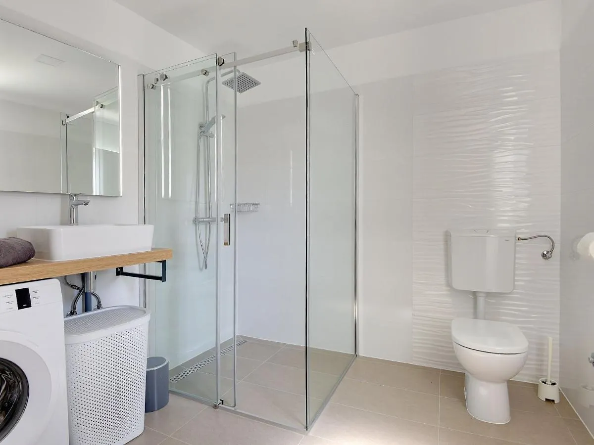 Spacious Holiday Home In Valbandon