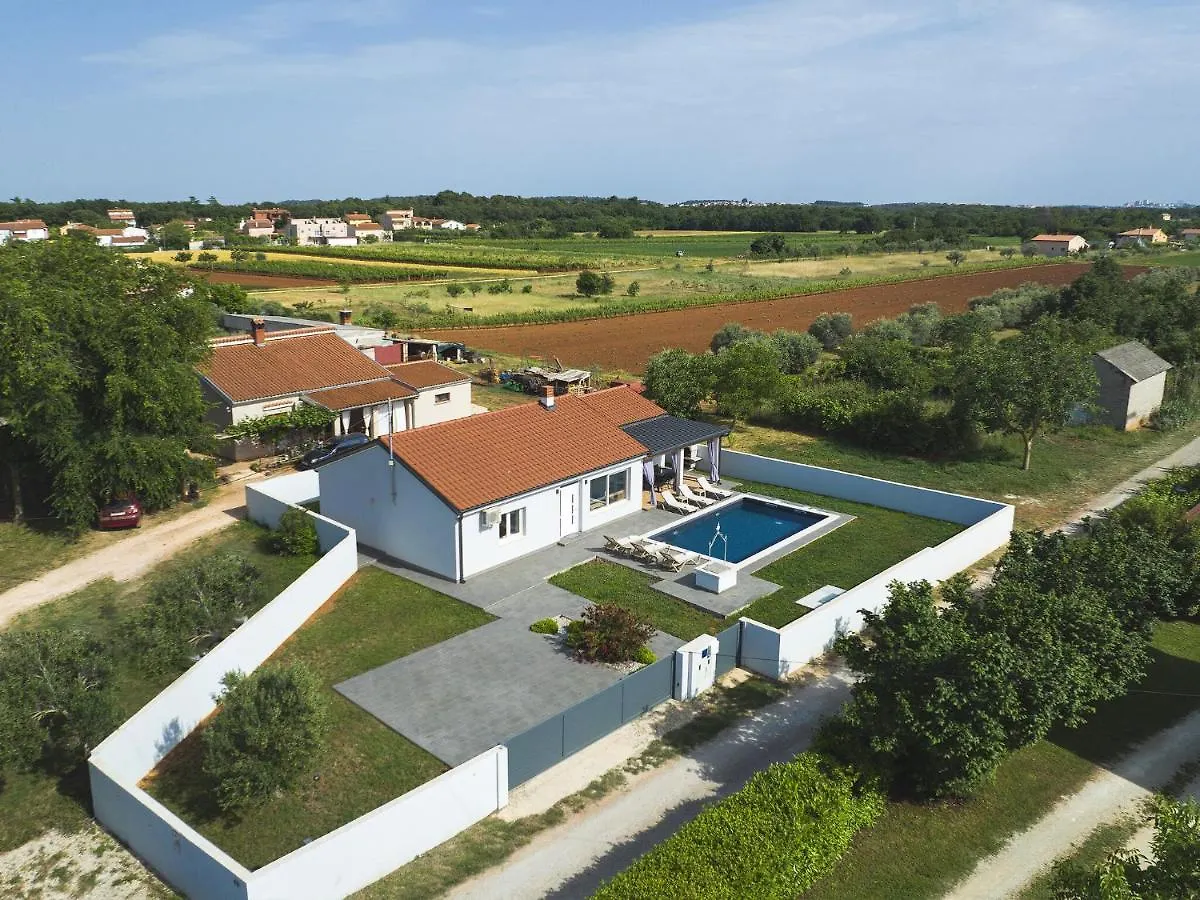 Spacious Holiday Home In Valbandon